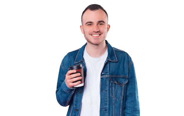 Foto de feliz apuesto joven sosteniendo una taza de café para llevar