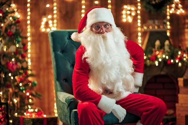 Foto de feliz Santa Claus en anteojos mirando a la cámara