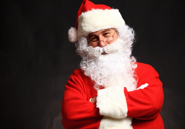 Foto de feliz Santa Claus en anteojos mirando a la cámara