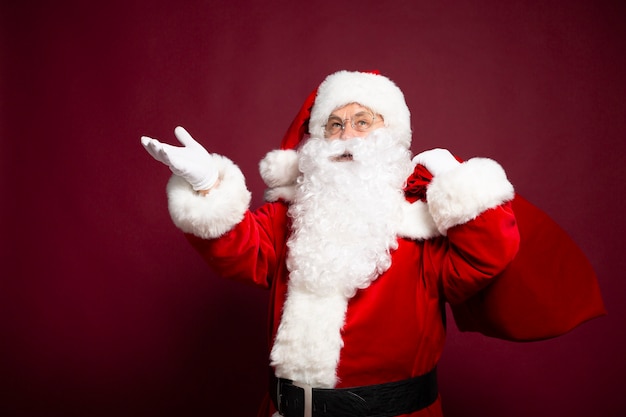 Foto de feliz sonriente Santa Claus está planteando