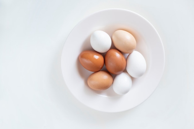 Foto de fondo para una receta, los huevos de gallina se encuentran en un plato.