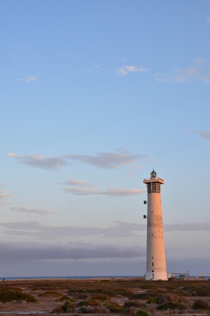 Foto Foto de um Farol Antigo perto do Mar