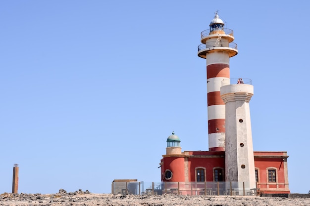 Foto Foto de um Farol Antigo perto do Mar