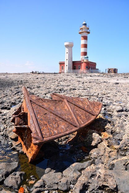 Foto Foto de um Farol Antigo perto do Mar