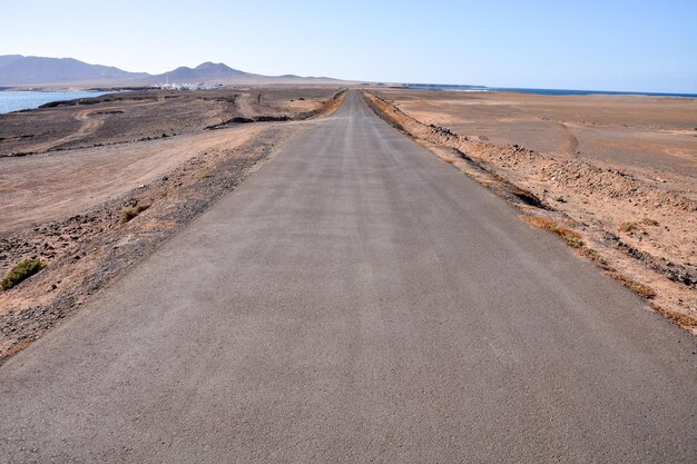 Foto Foto de uma Estrada de Terra no Deserto do Campo