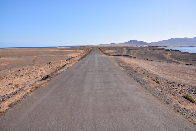 Foto Foto de uma Estrada de Terra no Deserto do Campo