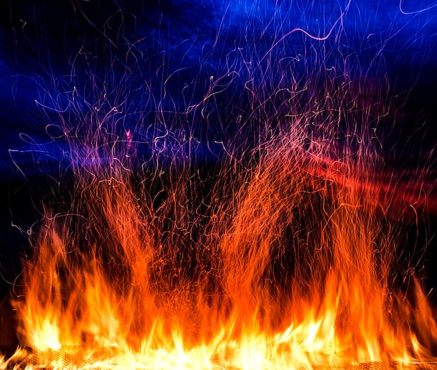 Foto de fuego sobre un fondo azul oscuro