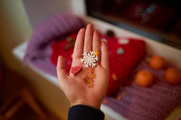 Foto für die Neujahrskarte Neujahrskomposition Ansicht von oben Warmer Strickschal in Lila