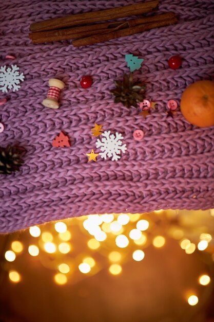Foto für die Neujahrskarte Neujahrskomposition Ansicht von oben Warmer Strickschal in Lila