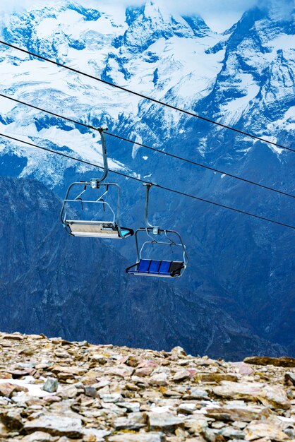 Foto de funiculares entre colinas nevadas.