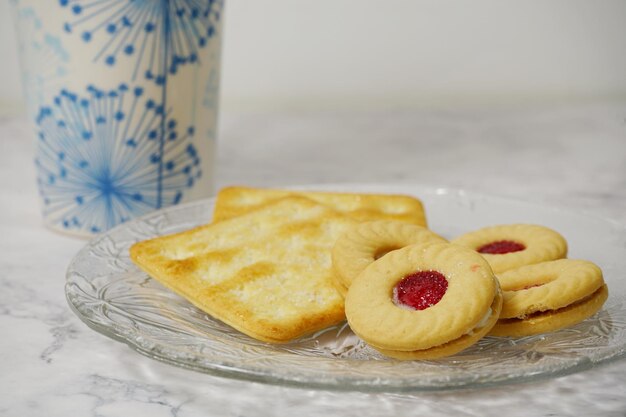 Foto de galletas de desayuno, pan y tazas de café.