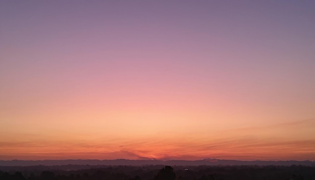Foto Gradient Sonnenuntergang Himmel wunderschön Leichter Sonnenaufgang Meer Farbig Himmel lila leichter Wolken Hintergrund