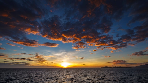 Foto grande angular do belo pôr do sol no mar tropical no horário de verão com lente tilt-shift na proporção full hd