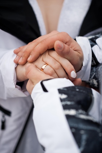 Una foto grande de las manos de los recién casados en el proceso de sus abrazos 4365