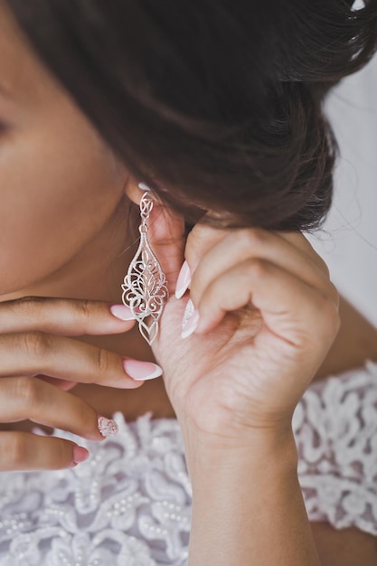 Una foto grande de una niña que muestra un arete colocado en su oreja 2295