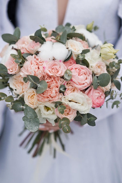 Una foto grande de un ramo de novia en manos de la novia 4371