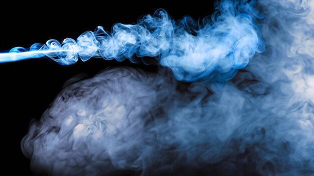 Foto gratis vapor humo azul esparcido sobre fondo negro