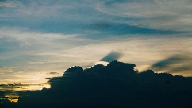 Foto gratis vista inspiradora del cielo del atardecer