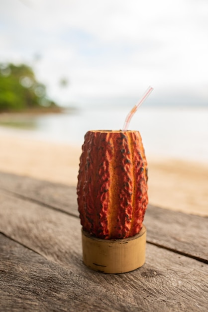 Foto foto gratuita de batido servido en cáscara de cacao