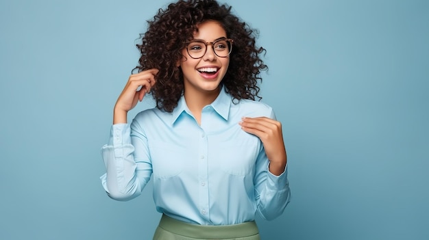 Foto gratuita de una chica de negocios india alegre y rizada con gafas