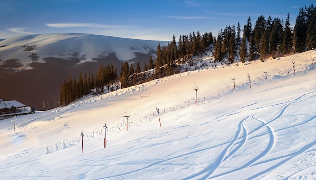 Foto gratuita de paisagem de inverno misteriosa montanhas majestosas no inverno Ai Gerado
