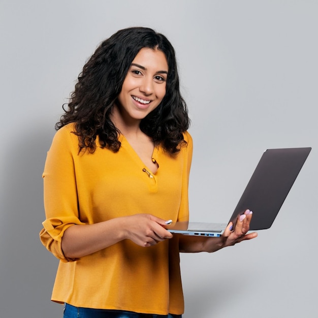 Foto gratuita de uma mulher de negócios bonita mostrando laptop