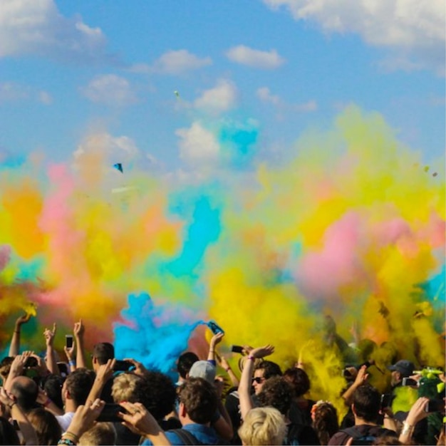 Foto gratuita de dos mujeres jóvenes jugando y disfrutando con los colores de Holi