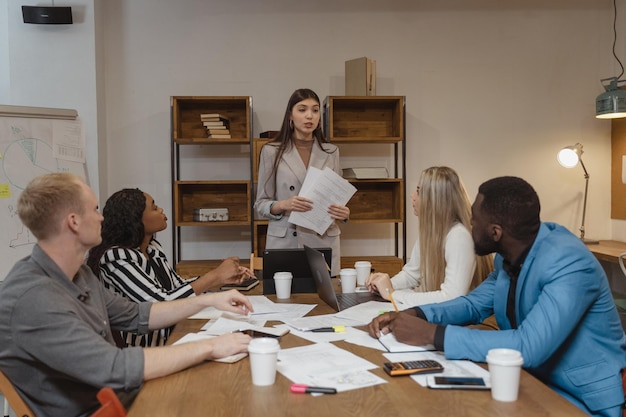 Foto gratuita de un grupo de personas elaborando un plan de negocios en una oficina