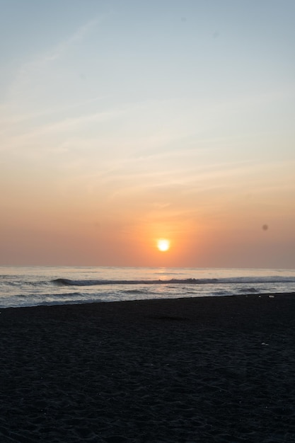 Foto gratuita hermosa puesta de sol con el cielo sobre el mar auf der tropischen Insel der Malediven