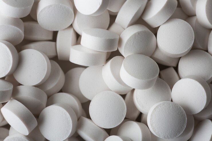 Foto foto grupal de un medicamento de tableta redonda blanca aligerar desde un lado