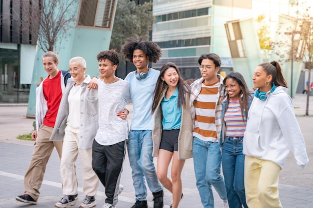 Foto de un grupo alegre de mejores amigos felices caminando sonriendo abrazándose Gente divirtiéndose