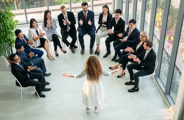 Foto de un grupo de empresarios que tienen una discusión en una oficina.