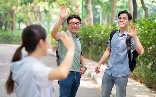 Foto de un grupo de estudiantes asiáticos afuera