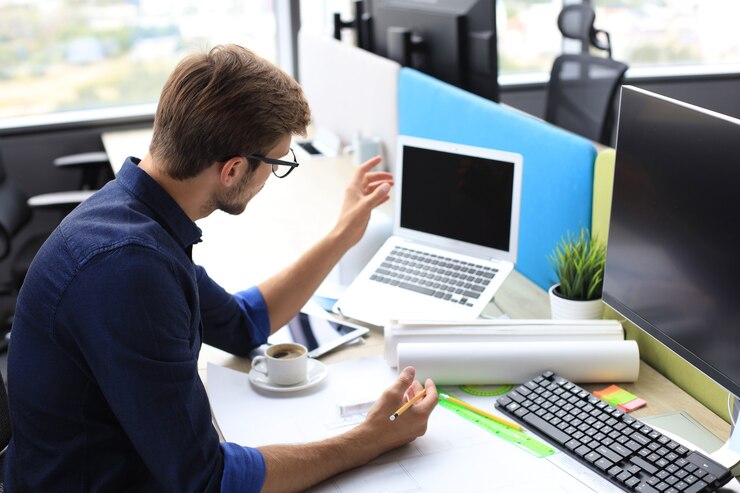 Foto foto de un guapo arquitecto trabajando en un diseño en su oficina.