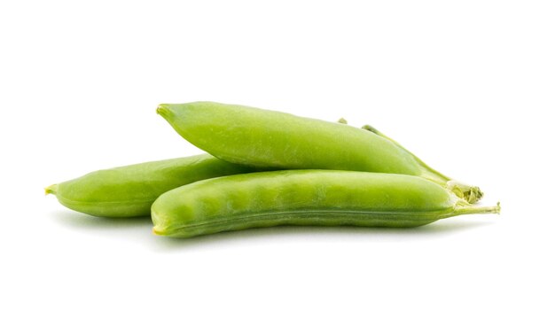 Foto de guisantes verdes aislado sobre fondo blanco.