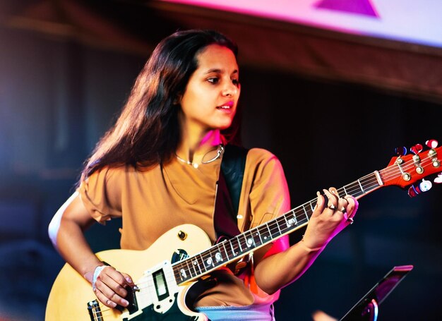 foto de un guitarrista profesional en el escenario