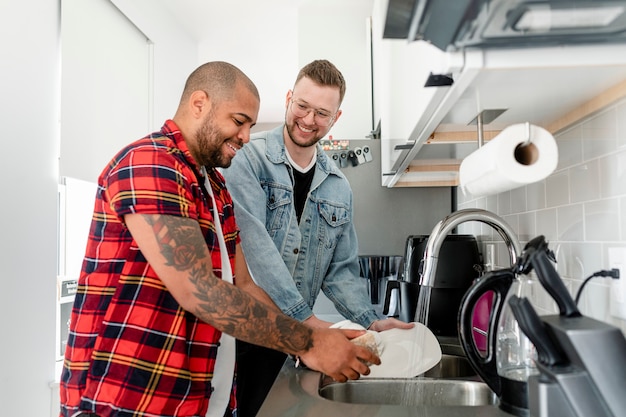 Foto HD de casal gay lavando pratos, casamento feliz