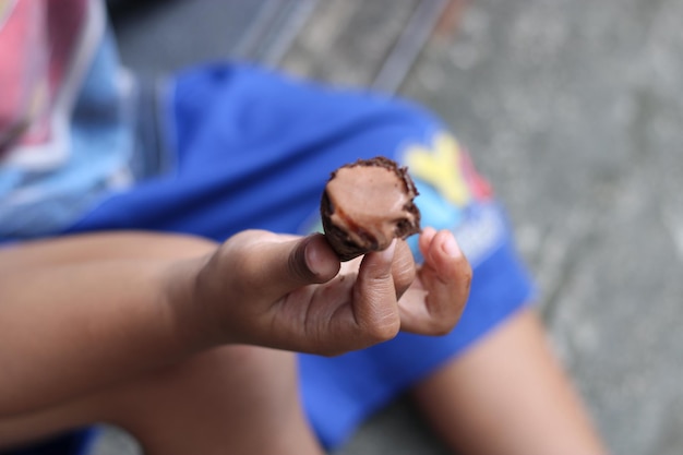 Foto de helado de chocolate en la mano