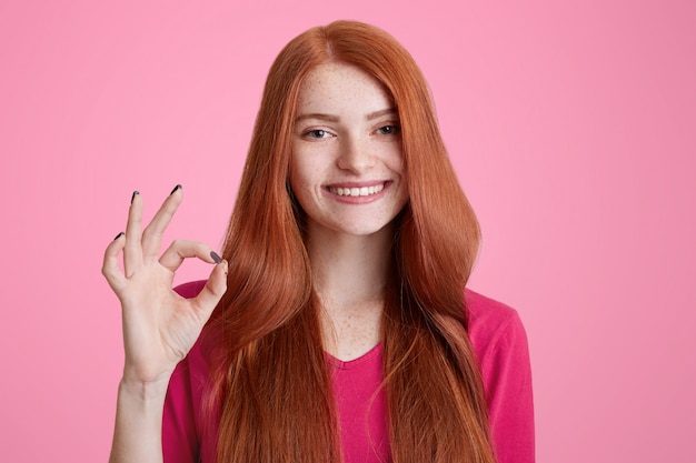 Foto de hembra de jengibre positiva con cabello largo