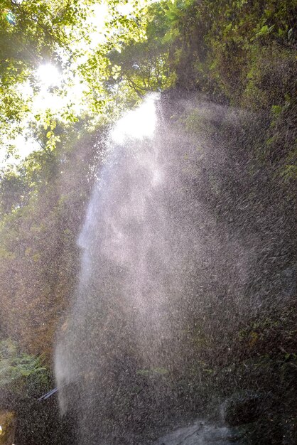 Foto de una hermosa cascada de salpicaduras de agua