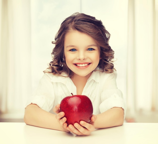 foto de hermosa chica con manzana roja