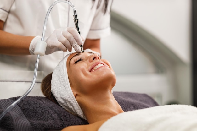 Foto una foto de una hermosa joven con un tratamiento facial de microdermoabrasión en el salón de belleza.