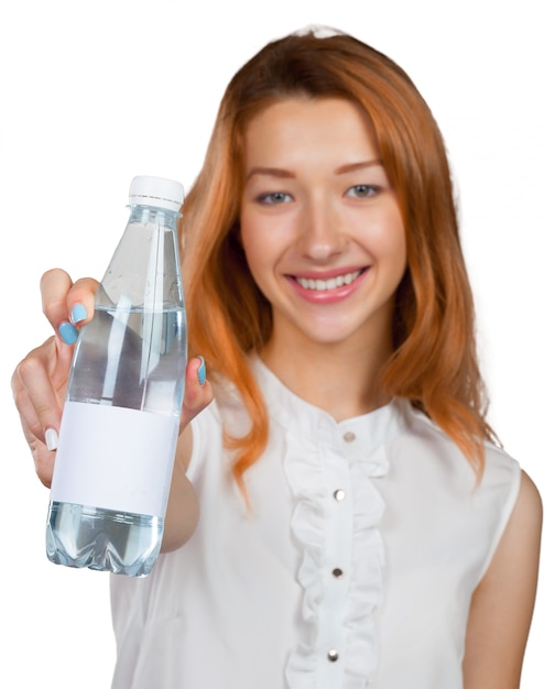 Foto de hermosa mujer con botella de agua