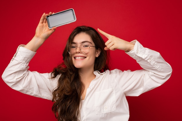 Foto de hermosa mujer joven sonriente apuesto vistiendo ropa casual elegante que se encuentran aisladas