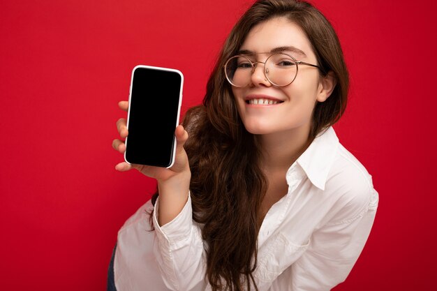 Foto de hermosa mujer joven sonriente apuesto vistiendo ropa casual elegante que se encuentran aisladas