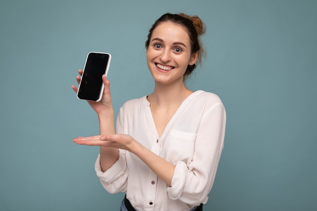 Foto de hermosa mujer joven sonriente apuesto vistiendo ropa casual elegante que se encuentran aisladas