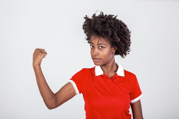 Foto de hermosa mujer negra joven fuerte