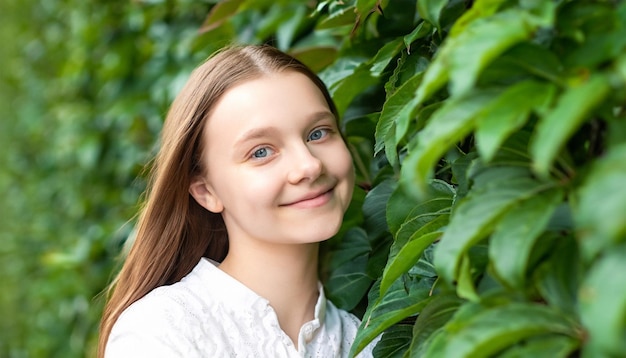 foto de la hermosa niña parada cerca de la pared con hojas generada por IA