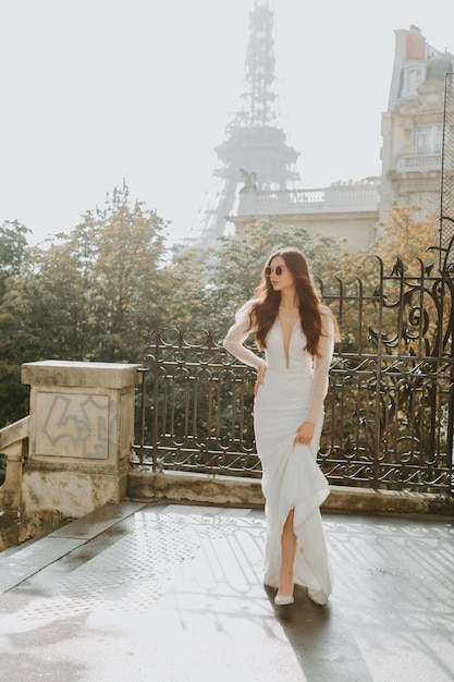 Foto de una hermosa novia morena con un lujoso vestido de novia en Francia