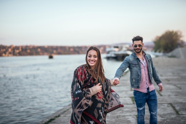 Foto de una hermosa pareja caminando y pasándola bien al aire libre